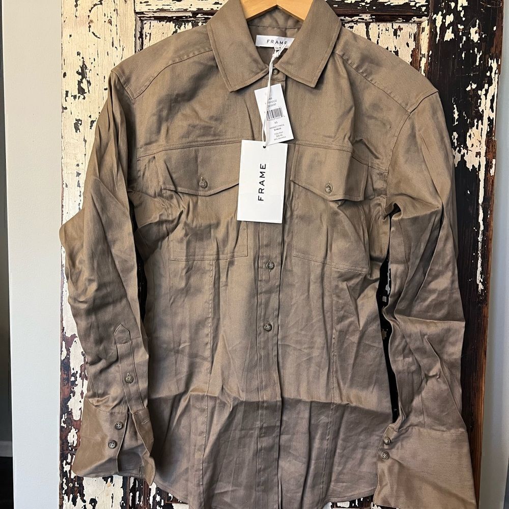 NWT women’s FRAME cutaway Desert Button Down L/S button down. Quiet luxury.